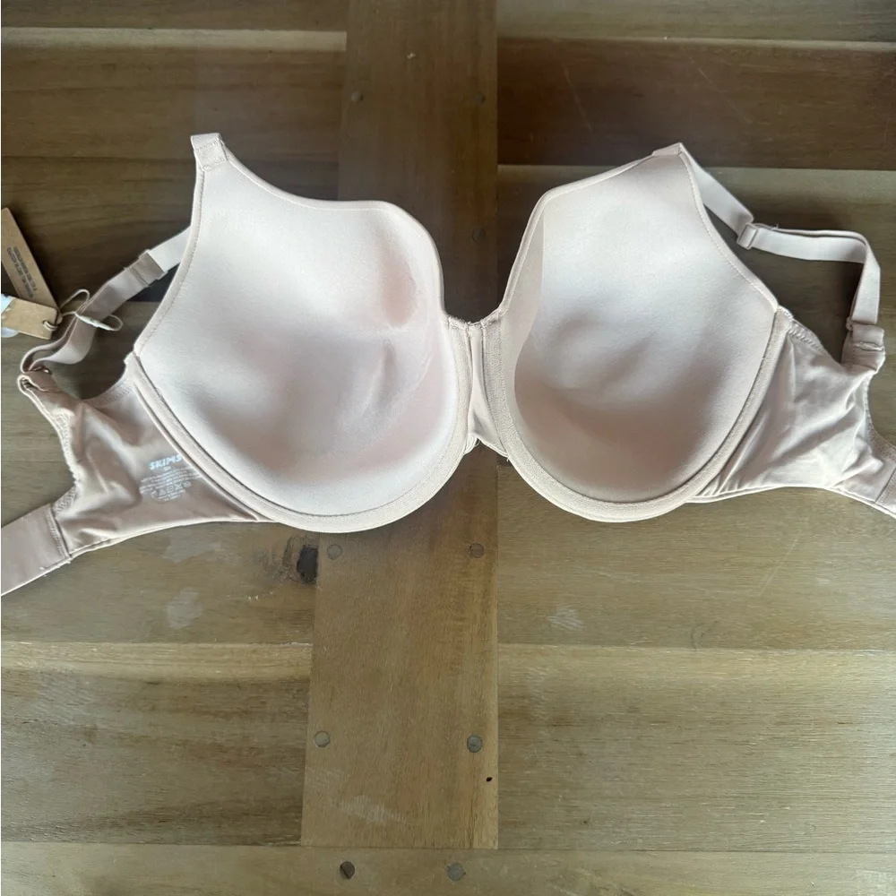 SKIMS Fits Everybody T Shirt Demi Bra